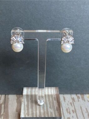 Pearl rhinestone stud earrings